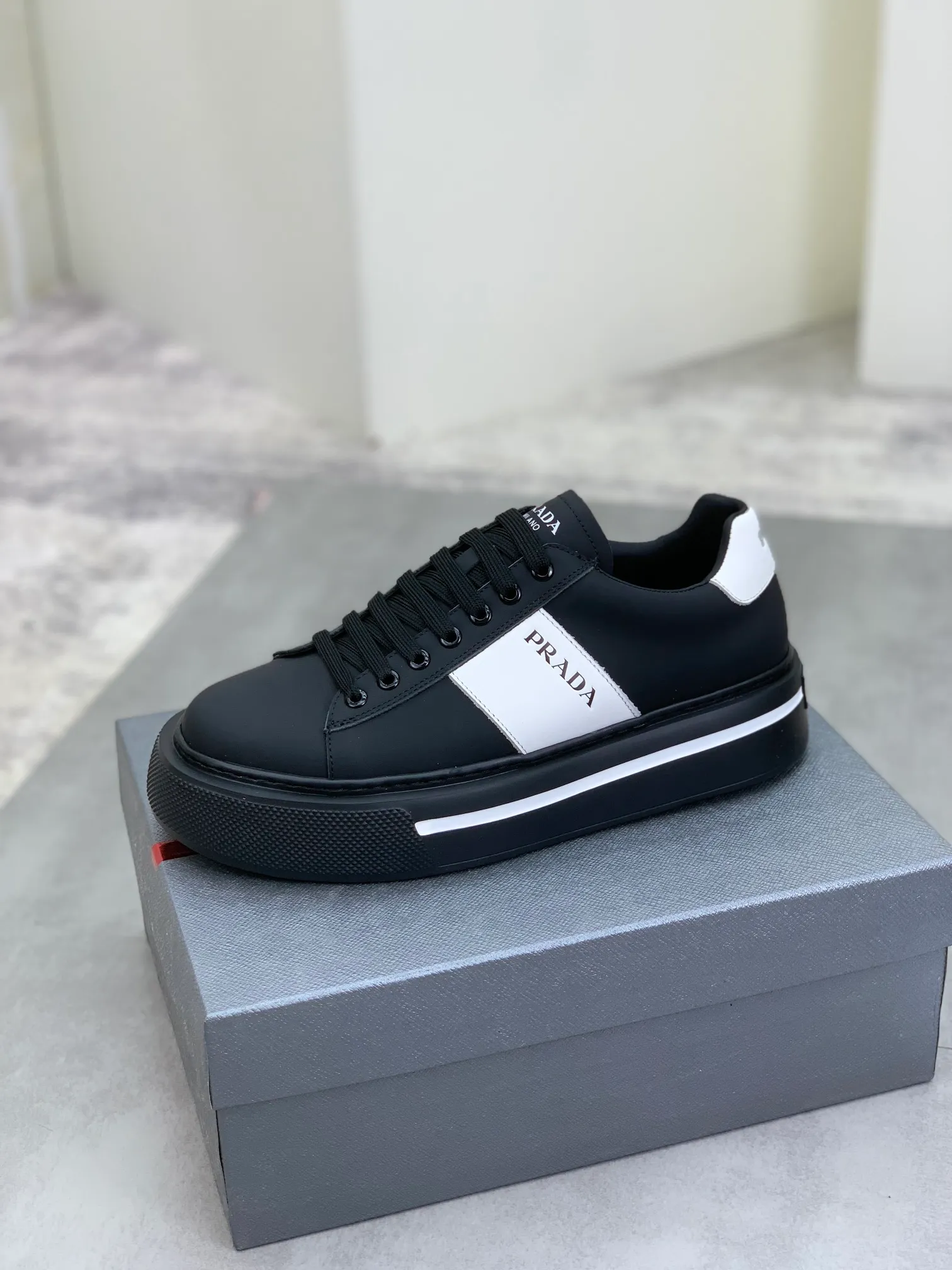 Men's Men's Shoes💰P560💰【New Style】 The latest model of high-quality PRADA classic men's shoes has been launched on the official website in 1:1 replica, synchronized in Hong Kong counters and on the same catwalk; all made of calfskin ➕Imported cowhide lining, 🍡🍡original rubber outsole 1:1 non-slip and wear-resistant; comfortable to wear, attractive style, fine workmanship, and simple and neat shoe last, showing a man's courage and toughness, 👍Number 38 to 44 (45 can be customized) 4⃣️colors🉑️ to choose from